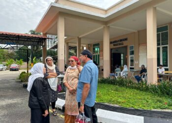 NANCY Shukri melawat keluarga pelajar universiti swasta, Maniishapriet Kaur Akhara yang ditemukan maut di Cyberjaya, kelmarin.