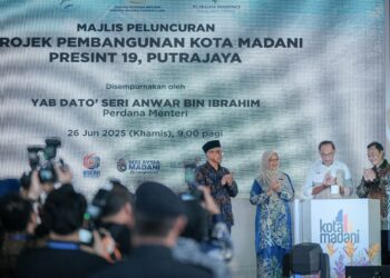 ANWAR Ibrahim ketika meluncurkan Projek Pembangunan Kota Madani di Presint 19, Putrajaya. - UTUSAN/FAIZ ALIF ZUBIR