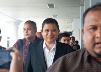 MOHAMAD ALI Mohamad ketika hadir di Mahkamah Sesyen Melaka hari ini atas pertuduhan menerima suapan berupa sebuah kenderaan utiliti sukan (SUV) mewah daripada seorang pengarah sebuah syarikat subkontraktor, 10 tahun lalu.