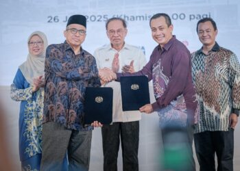 SYAMSUL Azri Abu Bakar 
pertukaran perjanjian antara Kerajaan Persekutuan dengan Putrajaya Holdings pada Majlis Peluncuran Kota Madani di Putrajaya. - UTUSAN/FAIZ ALIF ZUBIR