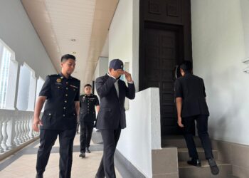 NORMAN Md. Rabani (dua dari kanan) hadir di Mahkamah Sesyen, Kuala Lumpur atas lima pertuduhan menerima wang tunai berjumlah RM70,000 tanpa balasan.