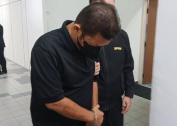 MOHD. AZRUL NAZWAN A. Rani didakwa menerima rasuah RM3,000 daripada pengurus restoran di Mahkamah Sesyen Johor Bahru. / BAAZLAN IBRAHIM 