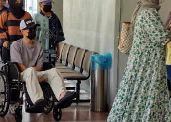 SEORANG remaja lelaki yang menyebabkan tiga  kematian dalam kemalangan di Senawang padaMac lalu hadir di Mahkamah Majistret Seremban hari ini.-UTUSAN /MOHD SHAHJEHAN MAAMIN