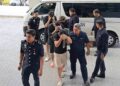 EMPAT lelaki dihadapkan ke Mahkamah Majistret Ampang hari ini atas pertuduhan mengedar dadah kokain dalam bentuk cecair. 