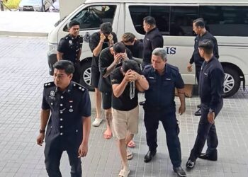 EMPAT lelaki dihadapkan ke Mahkamah Majistret Ampang hari ini atas pertuduhan mengedar dadah kokain dalam bentuk cecair. 