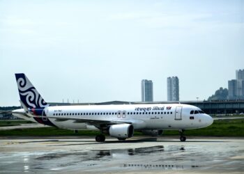 Pesawat milik Cambodia Airways yang tiba di LTAPP di Bayan Lepas, Pulau Pinang, hari ini.