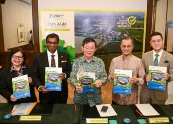CHOW Kon Yeow (tengah) ketika sidang akhbar selepas mempengerusikan Mesyuarat Agung Tahunan (AGM) ke-25 PBAHB di George Town, Pulau Pinang hari ini.