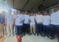 MUHAMMAD IZUAN Ahmad Kasim (tengah) menunjukkan laporan polis berhubung isu itu di perkarangan luar IPD Shah Alam, Selangor hari ini. -UTUSAN/ISKANDAR SHAH MOHAMED