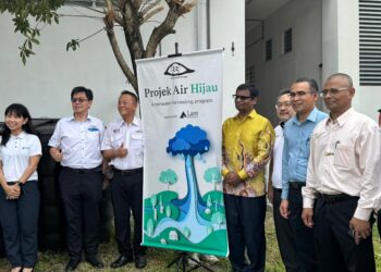 LEE Eng Keat (tiga dari kanan) ketika Majlis Perasmian Projek Air Hijau di SMK Tinggi Bukit Mertajam, Pulau Pinang.