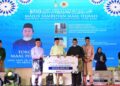 ABDUL Halim Abdul Aziz (dua dari kanan) menerima anugerah Tokoh Maal Hijrah peringkat negeri Pulau Pinang daripada Yang Dipertua Negeri Pulau Pinang, Tun Ramli Ngah Talib (tiga dari kanan) dalam majlis Sambutan Maal Hijrah 1447H di Bayan Lepas, Pulau Pinang.