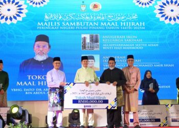 ABDUL Halim Abdul Aziz (dua dari kanan) menerima anugerah Tokoh Maal Hijrah peringkat negeri Pulau Pinang daripada Yang Dipertua Negeri Pulau Pinang, Tun Ramli Ngah Talib (tiga dari kanan) dalam majlis Sambutan Maal Hijrah 1447H di Bayan Lepas, Pulau Pinang.