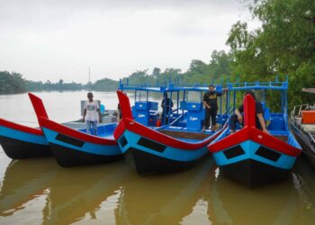 BOT dan enjin baharu yang diterima nelayan dari kawasan selatan Pulau Pinang menerusi skim SIMP.