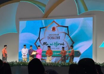 SULTAN Ibrahim berkenan menyampaikan anugerah Tokoh Ma’al Hijrah Antarabangsa kepada Dr. Tawfiq Fawzan Muhammed Al-Rabiah  disaksikan oleh  Anwar Ibrahim dan Dr. Na’im Mokhtar di Pusat Perdagangan dan Pameran Antarabangsa Malaysia Kuala Lumpur, hari ini. - UTUSAN