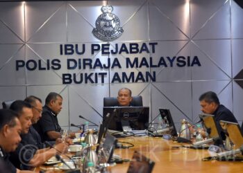 MOHD. Khalid Ismail ketika mempengerusikan Mesyuarat IG’s Update Khas Tahun 2025 di Bilik Mesyuarat KPN, Ibu Pejabat PDRM, Bukit Aman, semalam.