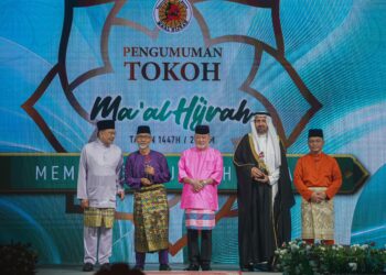 SULTAN Ibrahim (tengah) ketika menyampaikan anugerah Tokoh Ma’al Hijrah Peringkat Kebangsaan dan Antarabangsa sempena Sambutan Maal Hijrah Peringkat Kebangsaan Tahun 1447H/2025M di sini hari ini. - UTUSAN/ISKANDAR ISHAK