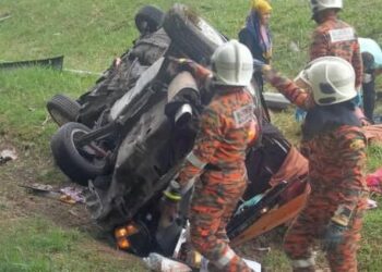 BEBERAPA anggota bomba sedang melakukan operasi menyelamat di Kilometer 127.8, Lebuhraya Utara-Selatan arah selatan di Kepala Batas, Pulau Pinang.-GAMBAR/JBPM PULAU PINANG