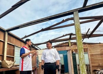 TUANKU Syed Faizuddin Putra Jamalullail berkenan berangkat menyantuni dan melawat beberapa rumah penduduk yang terjejas akibat ribut di sekitar Kangar hari ini. - UTUSAN