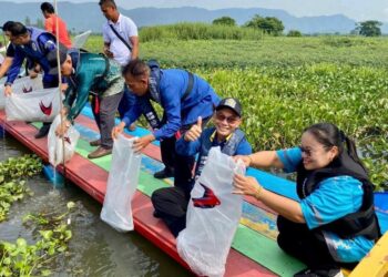 MOHD. Shukri Ramli (dua dari kanan) bersama Razali Saad (empat dari kanan) melepaskan benih ikan baung semasa Program Pelepasan Benih Ikan di Santuari Ikan Air Tawar Timah Tasoh, Padang Besar, Perlis, semalam. - UTUSAN/ASYRAF MUHAMMAD