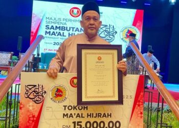 MOKHTAR Saidin menerima anugerah Tokoh Maal Hijrah Kedah sempena Majlis Perhimpunan Sambutan Maal Hijrah Peringkat Negeri Tahun 1447 Hijrah di Wisma Darul Aman, Alor Setar.