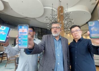 SABARUDDIN Ahmad (tengah) bersama pengurusan MYEK Global menunjukkan sistem i-GRED yang boleh dimuat turun melalui aplikasi telefon pintar ketika sidang akhbar di George Town, Pulau Pinang hari ini.