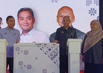 ONN Hafiz Ghazi dan Armizan Mohd. Ali melakukan gimit menekan butang tanda perasmian Program Jelajah Karnival KPDN 2025 dan Kempen Beli Barangan Malaysia Zon Selatan di Puteri Habour, Iskandar Puteri, hari ini. - UTUSAN/BAAZLAN IBRAHIM
