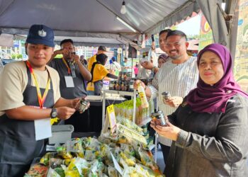 RUBIAH Wang bersama Manndzri Nasib ketika melawat reruai usahawan semasa Karnival Rasa Asli Desa RISDA 2025 di sini hari ini.
