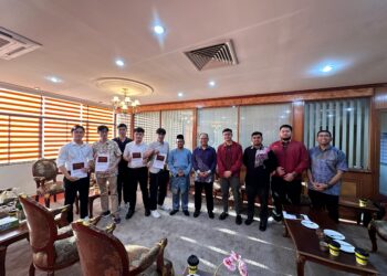 MOHD. Shafry Mohd. Rahim (enam dari kanan) ketika menerima memorandum diserahkan Reformasi Mahasiswa di Bangunan Canseleri UTM, Skudai, Johor.