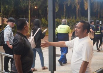 MOHAMAD Fazli Mohamad Salleh (kanan) meninjau pengoperasian perkhidmatan bas awam di CIQ KSAB, Iskandar Puteri, Johor.