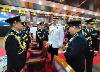 AEDY Fadly Ramli (kiri) beramah mesra dengan pegawai dan kakitangan yang hadir ke perhimpunan setia JPJ di Dewan Universiti Malaysia Kelantan (UMK) Pengkalan Chepa, Kota Bharu, Kelantan hari ini-UTUSAN/KAMARUL BISMI KAMARUZAMAN.