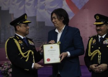 AEDY Fadly Ramli (kiri) menyampaikan sijil penghargaan kepada komposer terkenal tanah air Eddie Hamid pada perhimpunan setia JPJ di Dewan Universiti Malaysia Kelantan (UMK) Pengkalan Chepa, Kota Bharu, Kelantan hari ini-UTUSAN/KAMARUL BISMI KAMARUZAMAN.