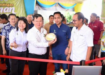 CHOW Kon Yeow (tengah) ketika merasmikan Pesta Durian Pulau Pinang 2025 di Dataran Queensbay Mall, Bayan Lepas, Pulau Pinang.