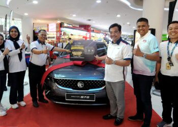 JOHARI SHUKRI Jamil (tiga dari kanan) bersama kereta Proton S70 bagi pemenang cabutan bertuah sempena Kempen Hartanah UDA 2024/2025 di Angsana Johor Bahru Mall, Johor Bahru.
