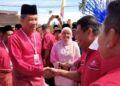 MOHAMAD Hasan bersalaman dengan ahli UMNO semasa hadiri untuk merasmikan Mesyuarat UMNO Bahagian Ledang di Dewan Putra Padang Lerek, Tangkak, Johor, hari ini.