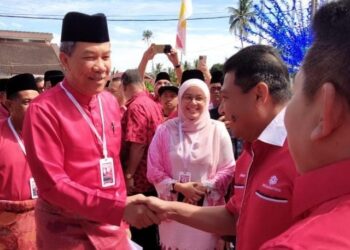 MOHAMAD Hasan bersalaman dengan ahli UMNO semasa hadiri untuk merasmikan Mesyuarat UMNO Bahagian Ledang di Dewan Putra Padang Lerek, Tangkak, Johor, hari ini.