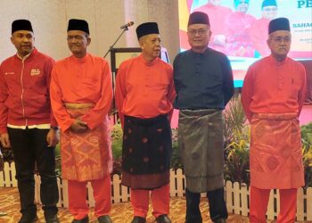 SHAMSUL Anuar Nasarah (dua dari kanan) selepas merasmikan Persidangan Perwakilan UMNO Bahagian Batu Kawan di Perai, Butterworth, Pulau Pinang hari ini.