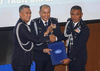 SHUHAILY Mohd Zain (kiri) ketika menyerahkan jawatan Pengarah Jabatan Siasatan Jenayah (JSJ) Bukit Aman kepada Fadil  Marsus (kanan) selepas dilantik mengetuai Agensi Kawalan dan Perlindungan Sempadan Malaysia (AKPS) sambil disaksikan Ketua Polis Negara, Mohd Khalid Ismail (tengah) pada Majlis Serah Terima Tugas Jawatan Pengarah dan Pengerusi Perkep JSJ di Menara 1, Bukit Aman di sini hari ini. - UTUSAN/ISKANDAR ISHAK