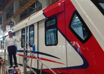 ANTHONY Loke Siew Fook bergambar di hadapan tren pertama RTS Link di Pusat Ujian Rel Singapura (SRTC), Tuas, Singapura.