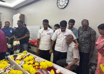 SUNDARAJOO (berdiri, tengah) cuba menenangkan seorang ahli keluarga mendiang S. Arumugam ketika menziarahi mereka di Taman Bayu Aman, Telok Air Tawar, Butterworth, Pulau Pinang hari ini.