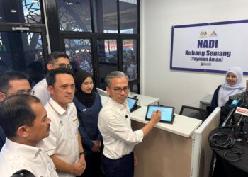 FAHMI Fadzil (enam dari kiri) ketika melawat NADI Kubang Semang di Bukit Mertajam, Pulau Pinang hari ini.-UTUSAN/SITI NUR MAS ERAH AMRAN