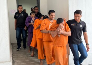 KESEMUA tertuduh diiringi polis untuk prosiding perbicaraan di Mahkamah Majistret Kota Bharu, Kelantan hari ini.
