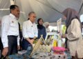FAHMI Fadzil (dua dari kiri) ketika meninjau pelaksanaan pengukuran kualiti perkhidmatan menggunakan aplikasi MCMC NEXUS merangkumi laluan dari Pusat Konvensyen PICCA Butterworth ke NADI Kubang Semang di Bukit Mertajam, Pulau Pinang.
