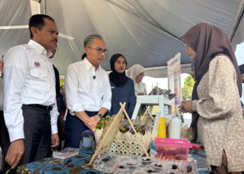 FAHMI Fadzil (dua dari kiri) ketika meninjau pelaksanaan pengukuran kualiti perkhidmatan menggunakan aplikasi MCMC NEXUS merangkumi laluan dari Pusat Konvensyen PICCA Butterworth ke NADI Kubang Semang di Bukit Mertajam, Pulau Pinang.