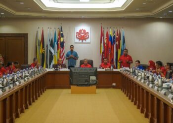 AHMAD Zahid Hamidi (tengah) bersama Ahli Majlis Kerja Tertinggi (MKT) UMNO di Menara Dato Onn, hari ini. - UTUSAN/ISKANDAR ISHAK.