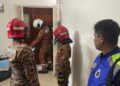 BEBERAPA anggota bomba cuba memecahkan pintu sebuah unit pangsapuri di Jalan Bukit Gambir, Pulau Pinang dengan bantuan anggota polis selepas menerima laporan mengenai bau busuk yang datang dari kediaman berkenaan.