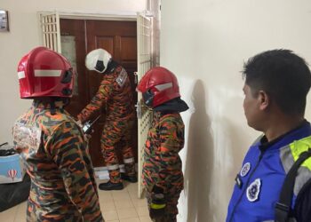 BEBERAPA anggota bomba cuba memecahkan pintu sebuah unit pangsapuri di Jalan Bukit Gambir, Pulau Pinang dengan bantuan anggota polis selepas menerima laporan mengenai bau busuk yang datang dari kediaman berkenaan.