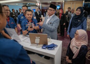 SHAMSUL Azri Abu Bakar melawat ruang pameran selepas CDO Convex 2025 di Putrajaya. - UTUSAN/FAIZ ALIF ZUBIR