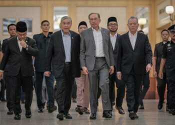 ANWAR Ibrahim bersama Menteri-Menteri Kabinet ketika hadir pada majlis perjumpaan Perdana Menteri bersama Warga JPM di Putrajaya. - UTUSAN/FAIZ ALIF ZUBIR