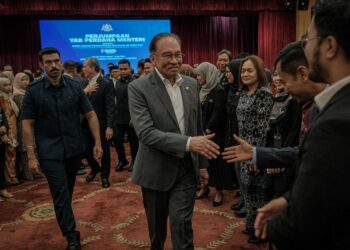 ANWAR Ibrahim beramah mesra dengan penjawat awam pada majlis perjumpaan Perdana Menteri bersama Warga JPM di Putrajaya. - UTUSAN/FAIZ ALIF ZUBIR