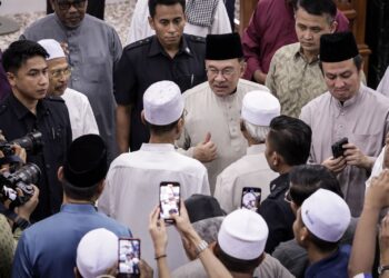 ANWAR Ibrahim beramah mesra bersama ahli kariah ketika hadir bagi menunaikan solat Jumaat di Surau Al-Ikhwan, Jalan Pinggiran Putra, Putrajaya, semalam. - UTUSAN/FAIZ ALIF ZUBIR
