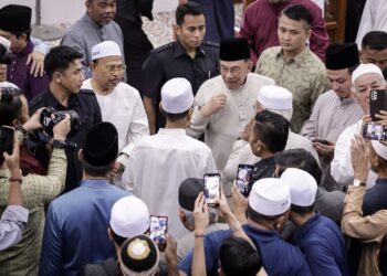 ANWAR Ibrahim beramah mesra bersama ahli kariah ketika hadir menunaikan solat Jumaat di Surau Al-Ikhwan, Jalan Pinggiran Putra. - UTUSAN/FAIZ ALIF ZUBIR